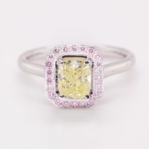 Diamantring af 18 kt. hvidguld, med fancy gul og pink diamanter, ca. 1.23 ct.