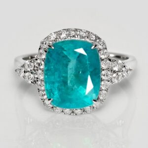 5,21 ct. fin smaragd og diamantring i 14 kt. hvidguld. IGI.