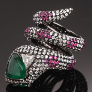 14,02 ct. smaragd, rubin og diamantring af 14 kt. sortrhodineret hvidguld